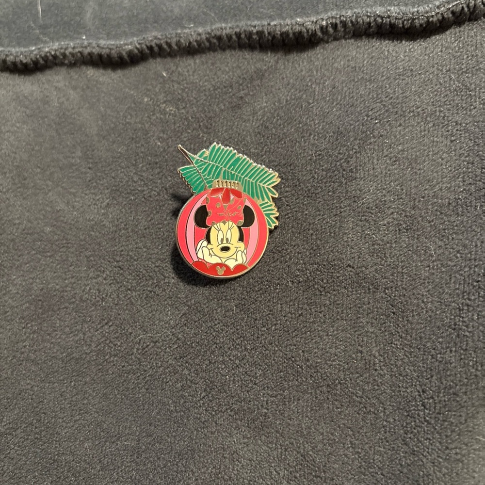 Disney pin 75089 Minnie Mouse Christmas Ornament Hidden Mickey 2010 pine branch
